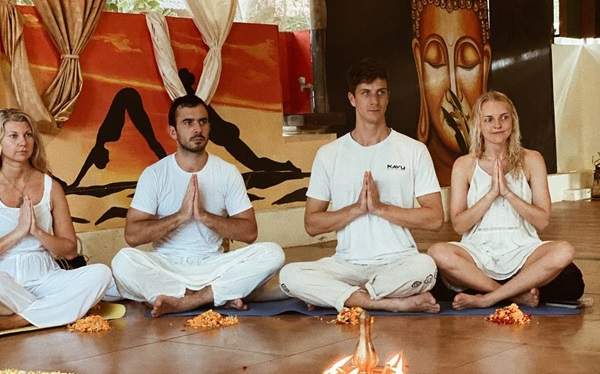 Rishikul Yogshala Students Chanting Mantra Before Having Food