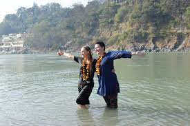 Spiritual Ganga River Experience – Yoga Students Seeking Blessings in Rishikesh, India Spiritual Ganga River Experience – Yoga Students Seeking Blessings in Rishikesh, India